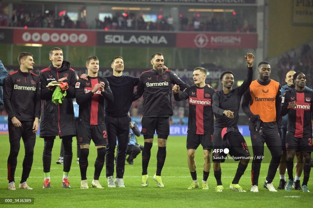 tim-bayer-04-leverkusen-merayakan-di-depan-para-penggemar-usai-kalahkan-bayern-munchen.jpg