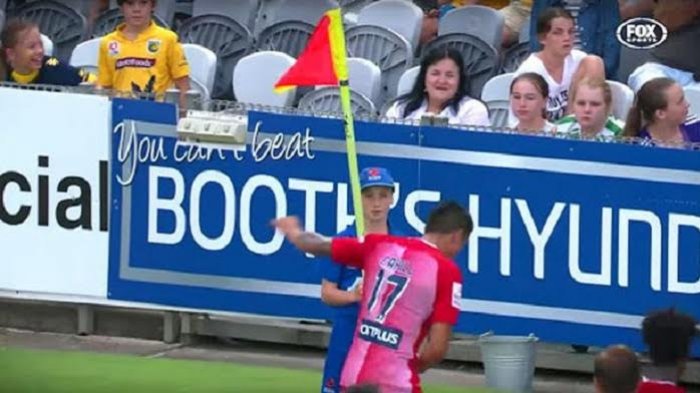 tim-cahill-dijahili-ballboy-saat-berselebrasi_20170101_140936.jpg