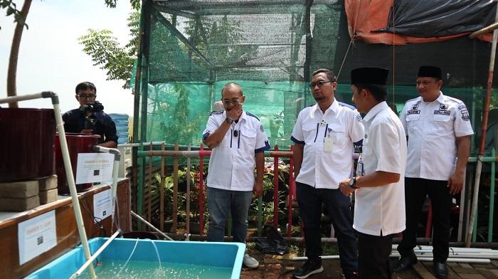 tim-comdev-pik-2-memberikan-sebanyak-13315-ekor-bibit-ikan.jpg