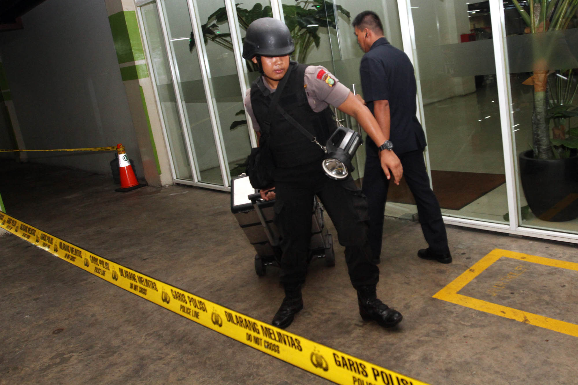 tim-gegana-amankan-lokasi-ledakan-di-mall-alam-sutera_20151028_185538.jpg