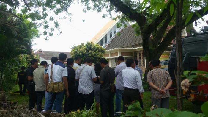 tim-jihandak-polres-medan-sterilkan-gereja_20160828_115604.jpg