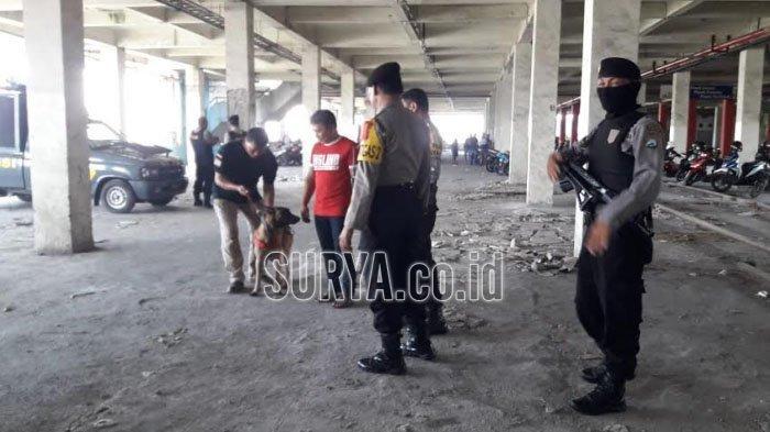 tim-k-9-polres-malang-kota-saat-melakukan-penelusuran.jpg