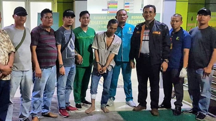 tim-pegasus-3cn-menunjukkan-tersangka-suhartono-43-alias_20180808_113727.jpg