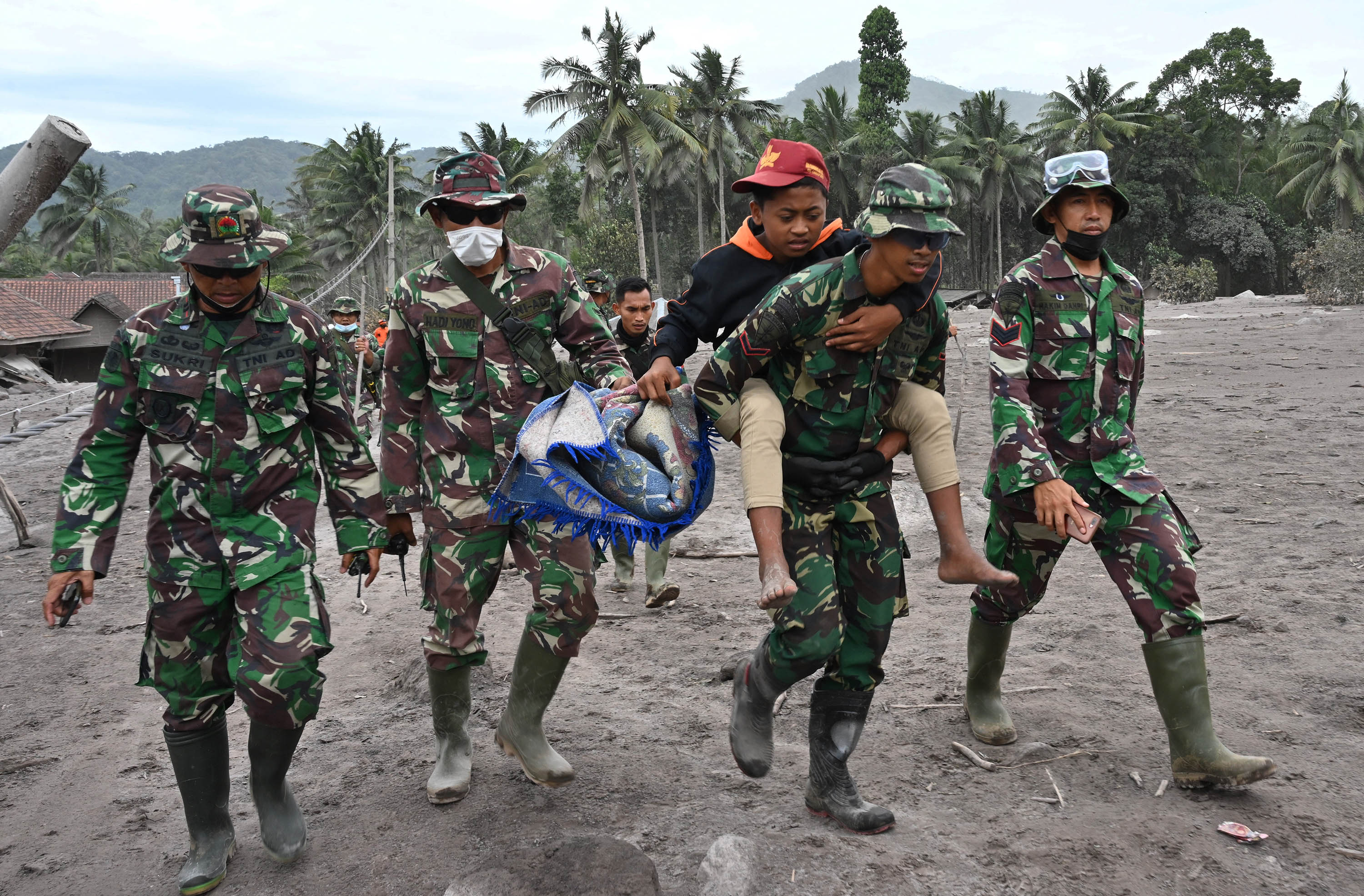 tim-penyelamat-berjibaku-mencari-korban-letusan-semeru_20211206_203112.jpg
