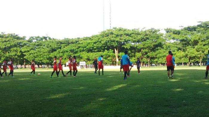 tim-psm-makassar-latihan-di-lapangan-karebosi_20160406_180532.jpg