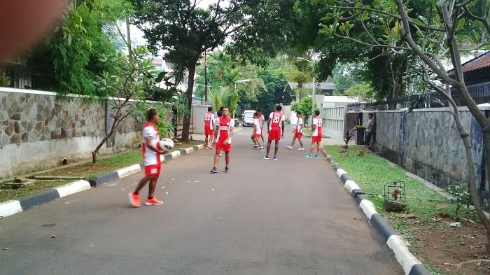tim-psm-makassar-menggelar-latihan-di-jalanan_20160409_003304.jpg