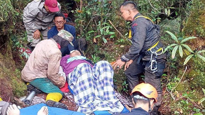 tim-sar-mengobati-rombongan-kapolda-jambi-di-hutan-tamiai.jpg