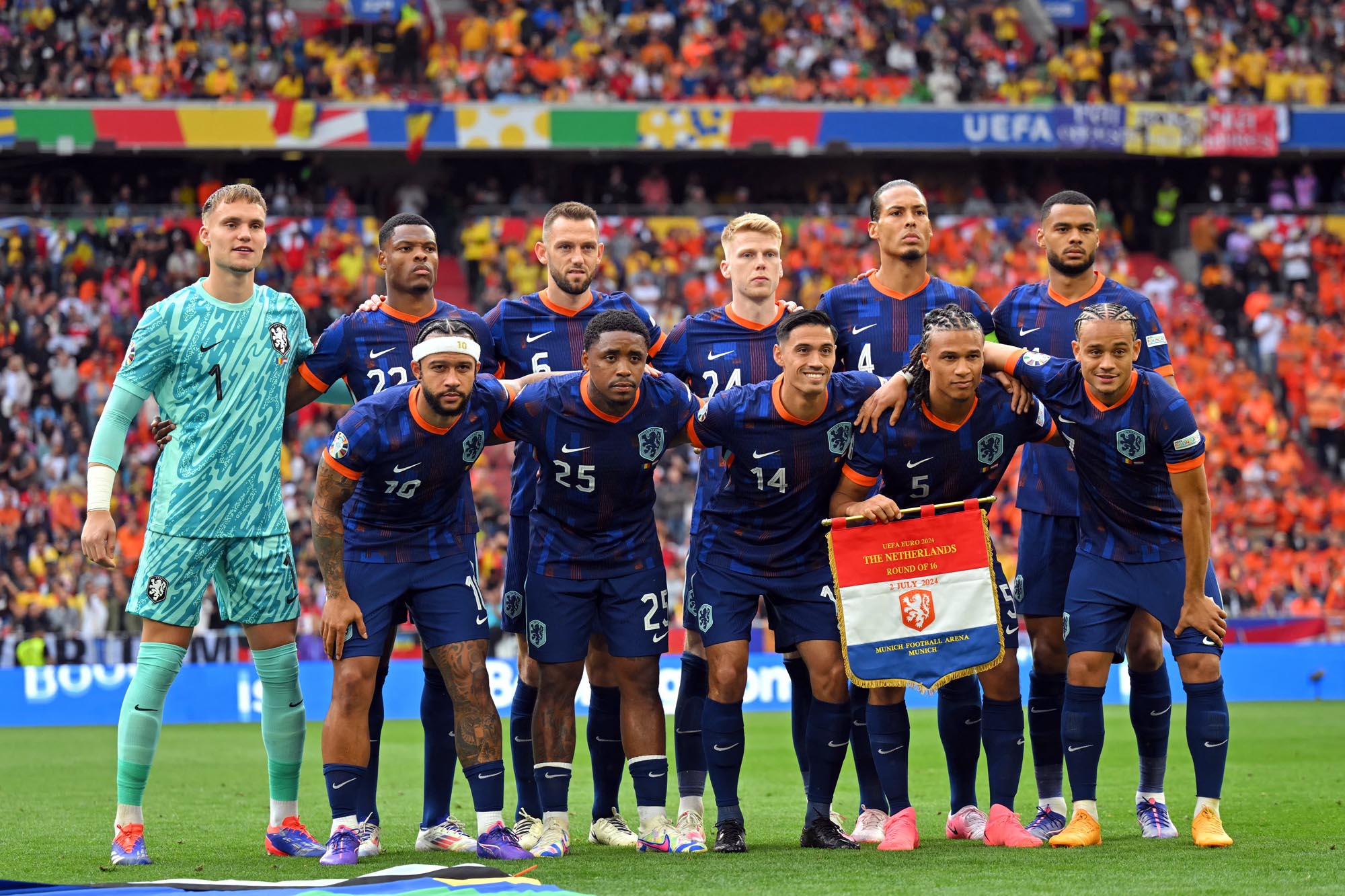 (Dari Kiri) Penjaga gawang Belanda #01 Bart Verbruggen, penyerang Belanda #10 Memphis Depay, bek Belanda #22 Denzel Dumfries, penyerang Belanda #25 Steven Bergwijn, bek Belanda #06 Stefan de Vrij, gelandang Belanda #14 Tijani Reijnders, gelandang Belanda #24 Jerdy Schouten, bek Belanda #05 Nathan Ake, bek Belanda #04 Virgil Van Dijk, penyerang Belanda #07 Xavi Simons dan penyerang Belanda #11 Cody Gakpo berpose untuk foto tim sebelum pertandingan sepak bola babak 16 besar UEFA Euro 2024 antara Rumania dan Belanda di Munich Football Arena di Munich pada 2 Juli 2024. (Fabrice COFFRINI / AFP)