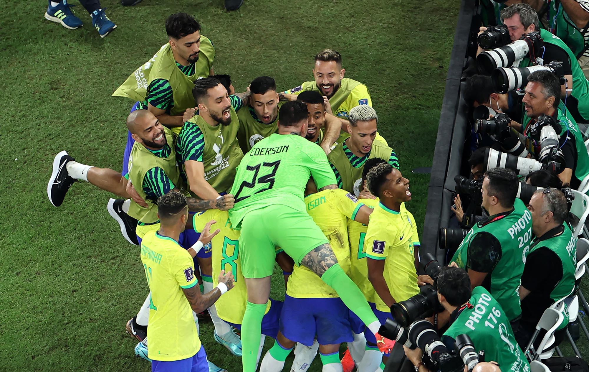 timnas-brasil-merayakan-gol-pertama_20221129_005155.jpg