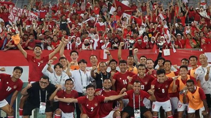 timnas-indonesia-dan-staf-pelatih-berfoto-dengan-para-suporter.jpg
