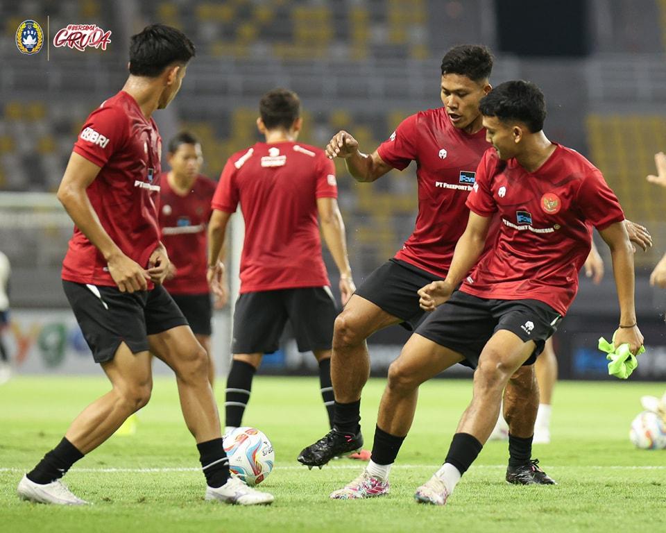 timnas-indonesia-jalani-official-training-jelang-laga-fifa-matchday-kontra-turkmenistan.jpg