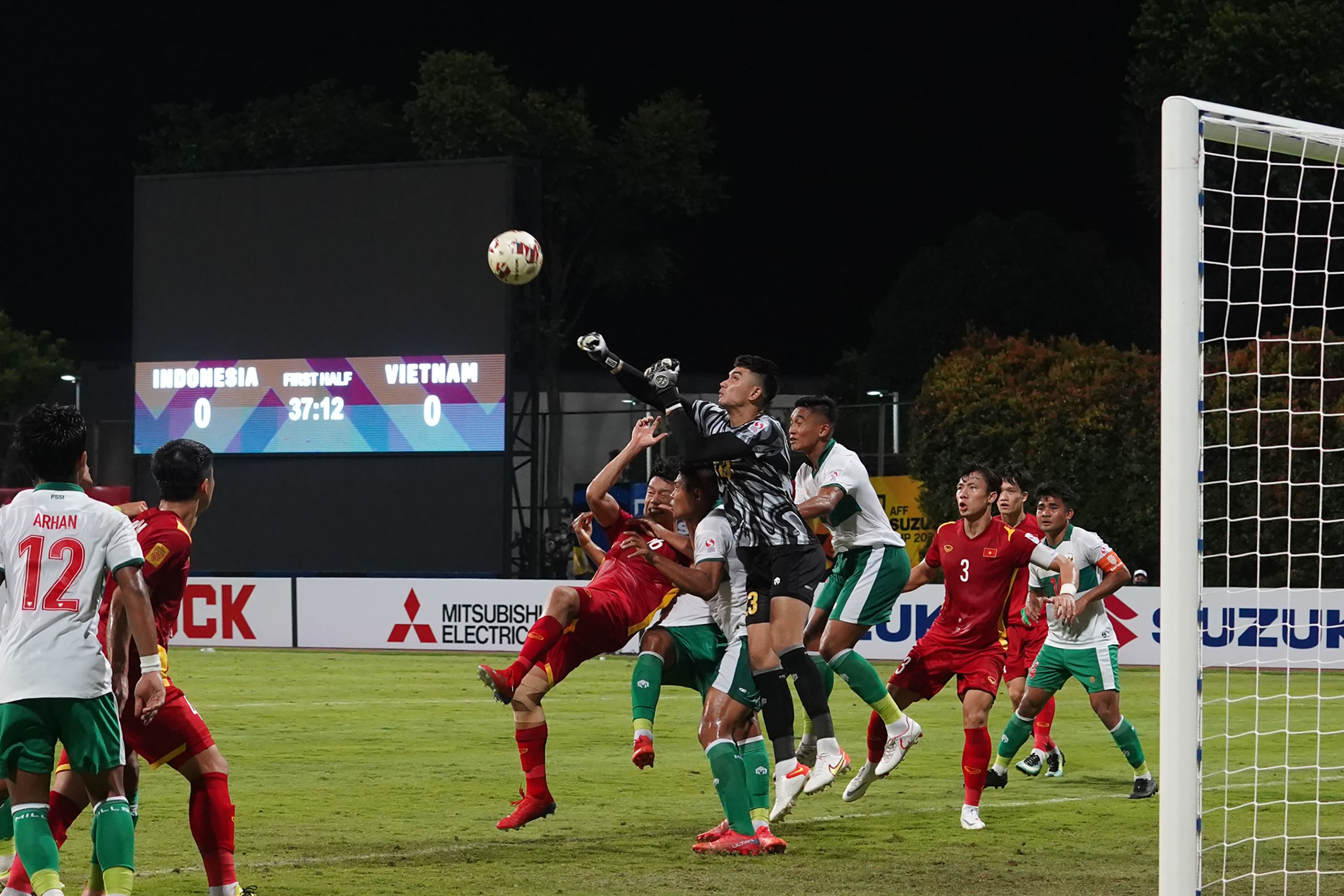timnas-indonesia-tahan-imbang-vietnam_20211216_150411.jpg