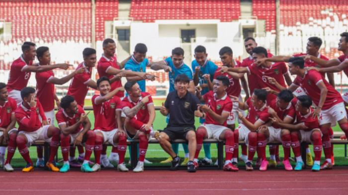 timnas-indonesia-tampak-berfoto-bersama-sang-pelatih-shin-tae-yong.jpg
