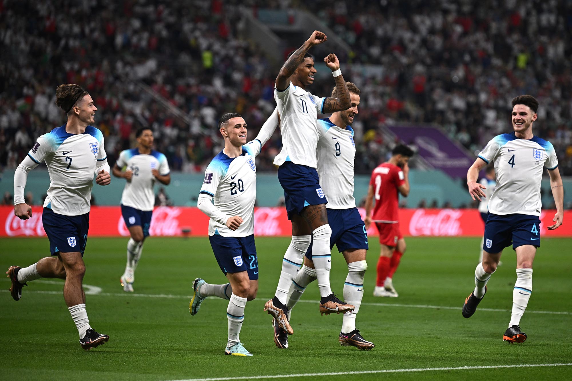 timnas-inggris-rayakan-kemenangan_20221121_221702.jpg