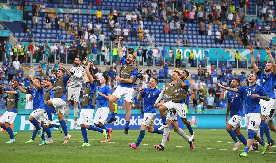 timnas-italia-sapa-fans-di-stadion-olimpico-roma.jpg