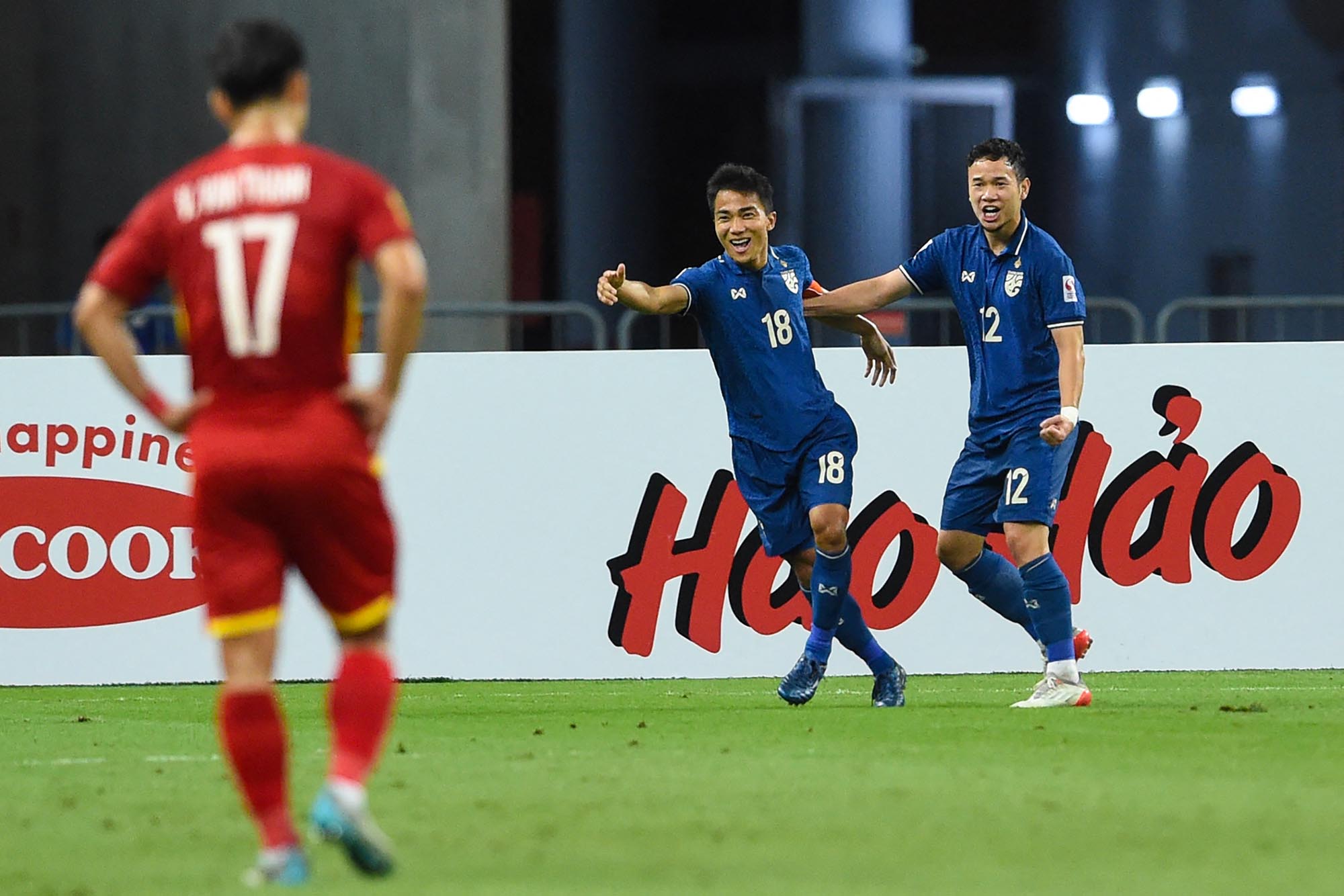 timnas-thailand-sementara-unggul-atas-timnas-vietnam-2-0_20211223_202152.jpg