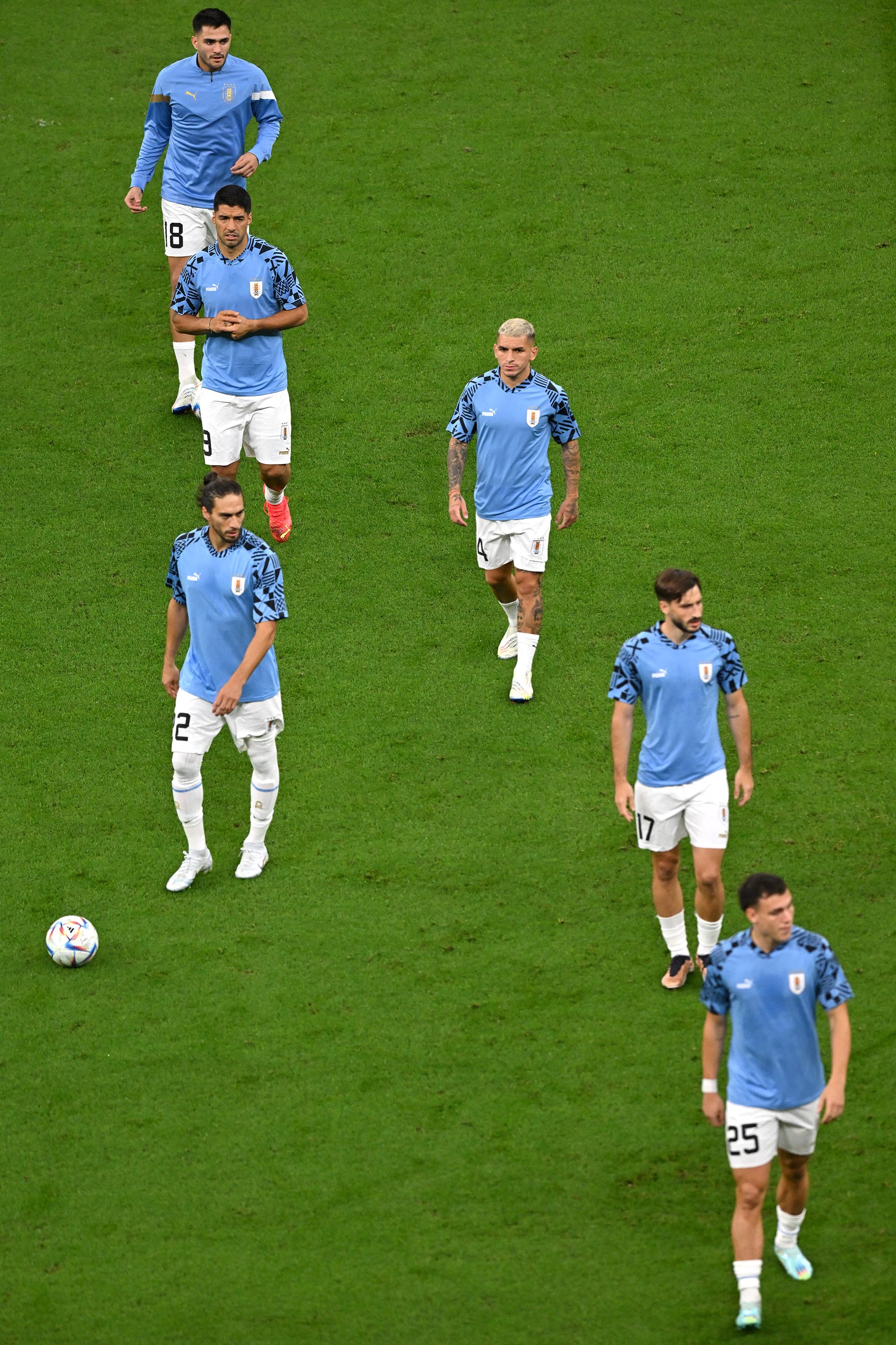 Bek Uruguay Martin Caceres (Kiri) melakukan pemanasan menjelang pertandingan sepak bola Grup H Piala Dunia 2022 Qatar antara Portugal dan Uruguay di Stadion Lusail di Lusail, utara Doha pada 28 November 2022. (Foto oleh Glyn KIRK/AFP)