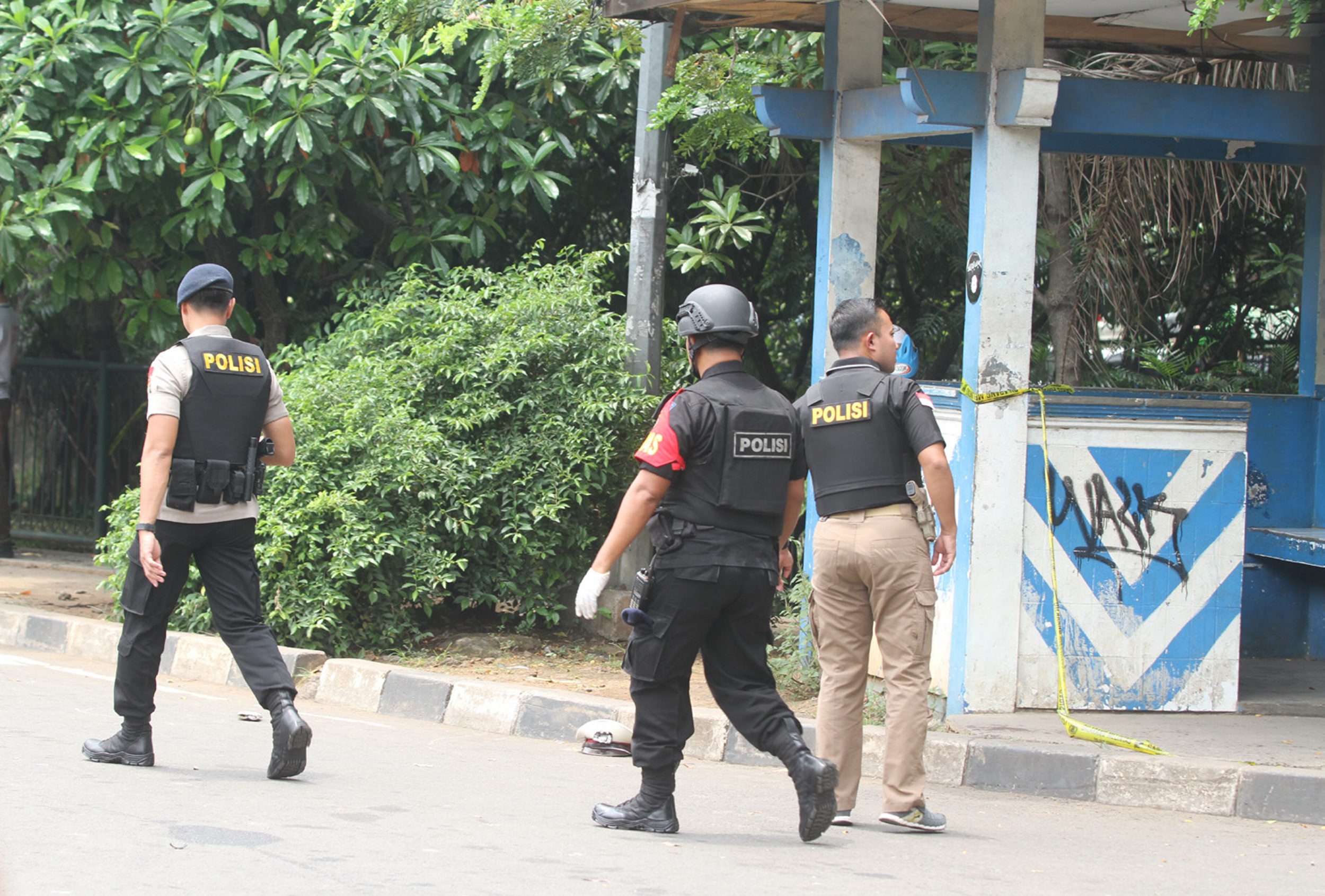 tkp-penyerangan-pos-polisi-cikokol-oleh-isis_20161023_173749.jpg