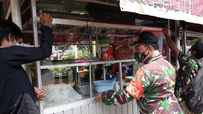 tni-ad-ganti-kaca-pedagang.jpg