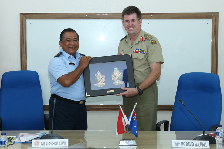 tni-adf-jalin-kerjasama-logistik_20160330_121545.jpg