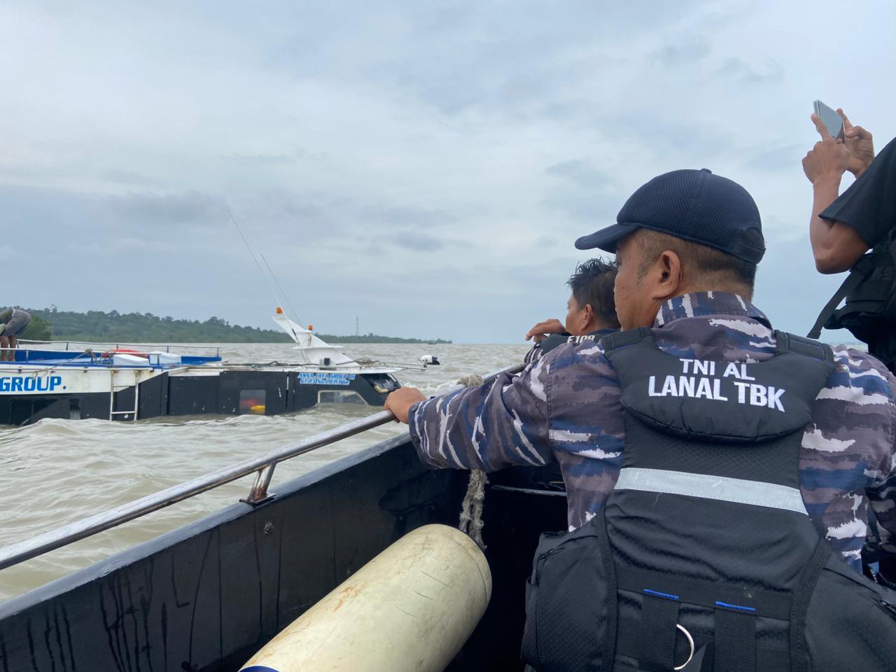 Kapal Srikandi Express Tenggelam di Perairan Karimun, TNI AL Evakuasi Awak yang Selamat