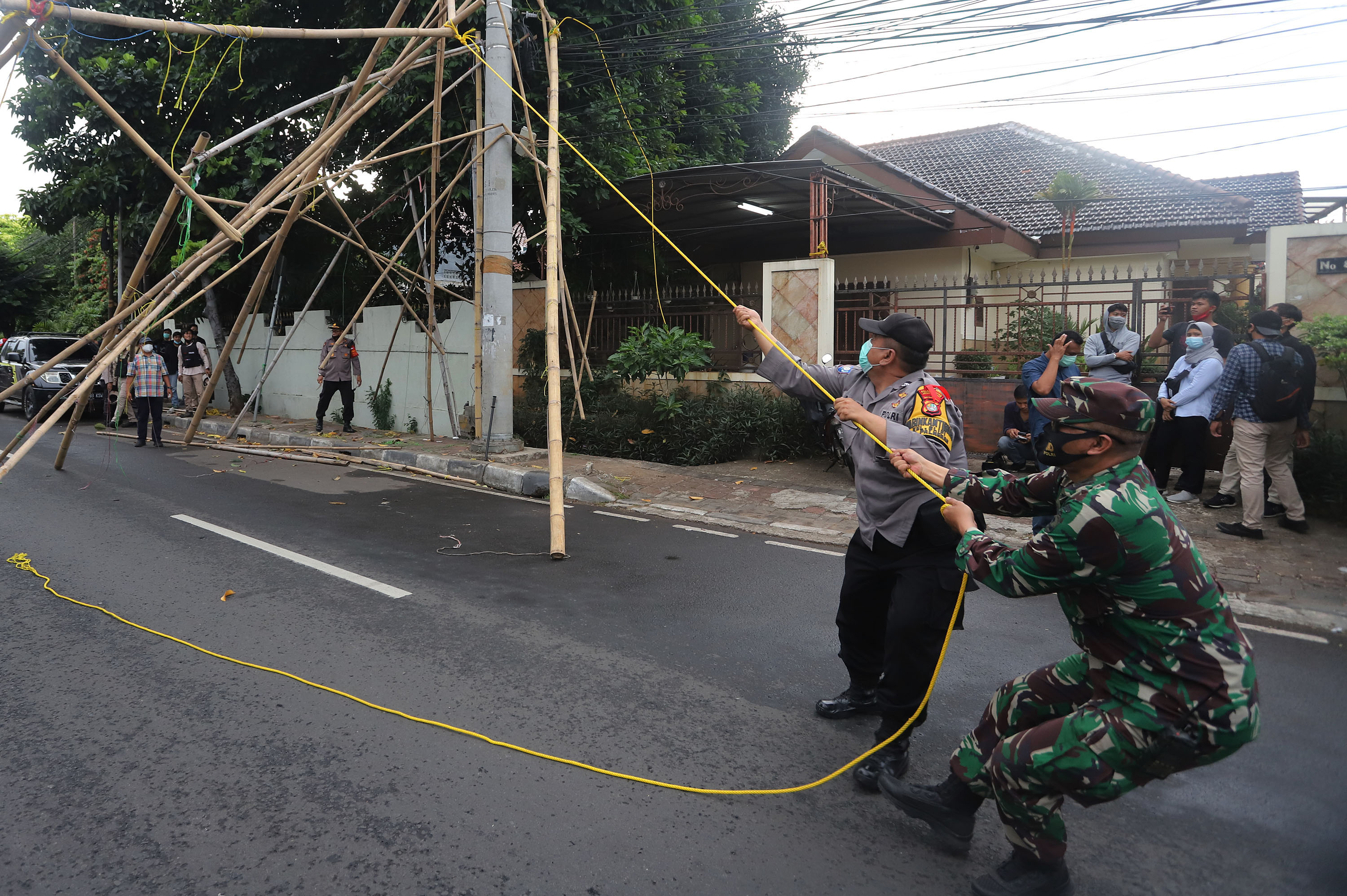 tni-dan-polri-bersihkan-atribut-fpi-di-petamburan_20201230_191633.jpg