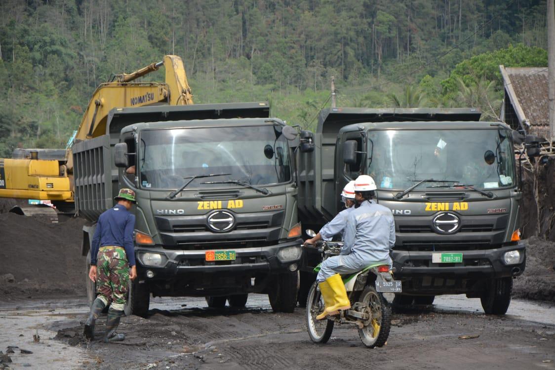 tni-mengerahkan-truk-pengangkut-pasir-dan-escavator.jpg