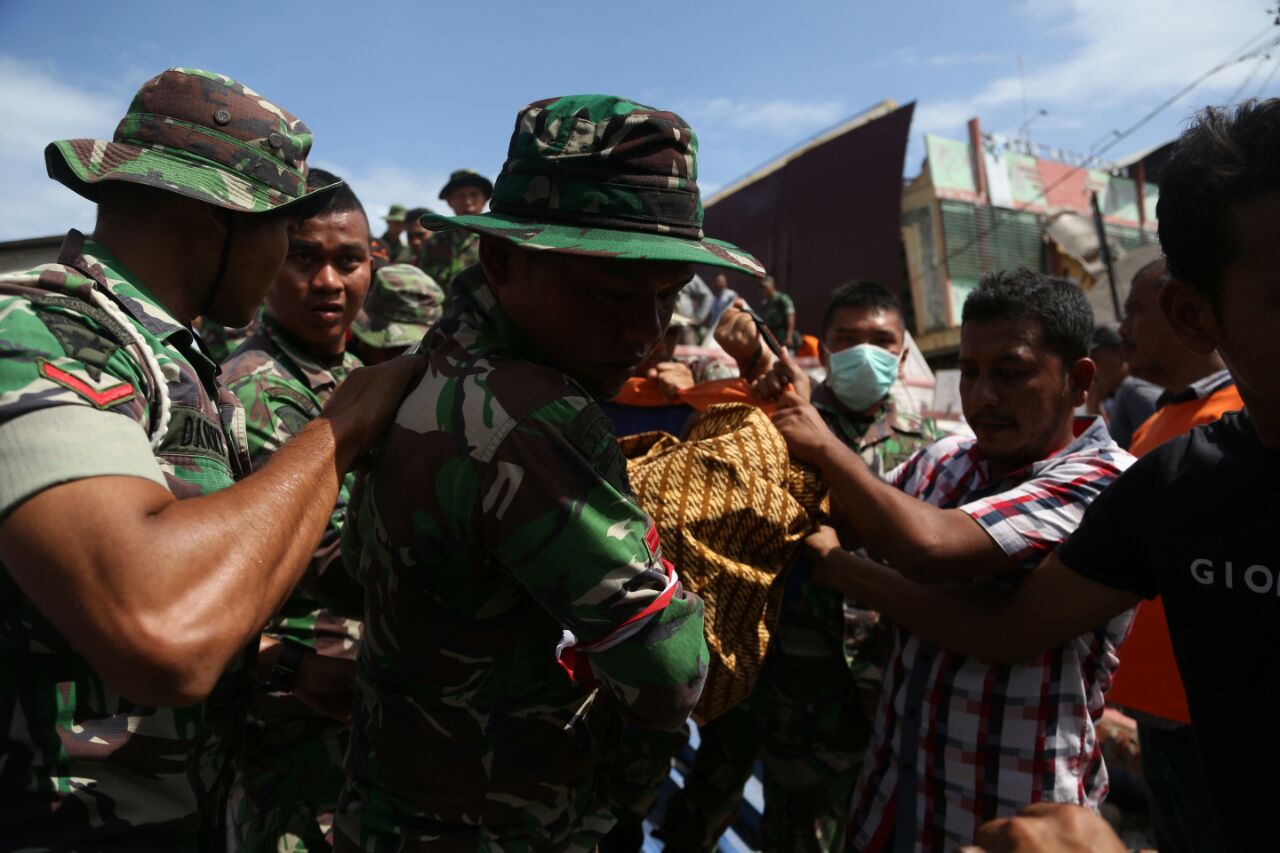 tni-mengevakuasi-korban-gempa-di-aceh_20161207_141339.jpg