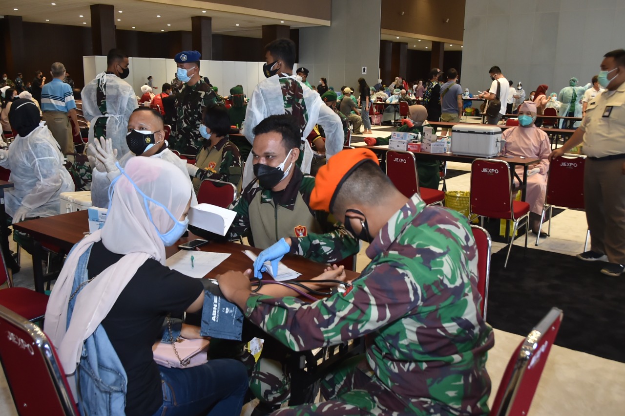 tni-terus-gencarkan-serbuan-nakes-dukung-akselerasi-vaksinasi-da_20210630_154750.jpg