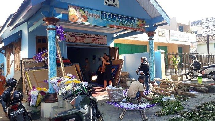 toko-bunga-daryono-dipenuhi-pesanan-papan-ucapan-bela-sungkawa.jpg