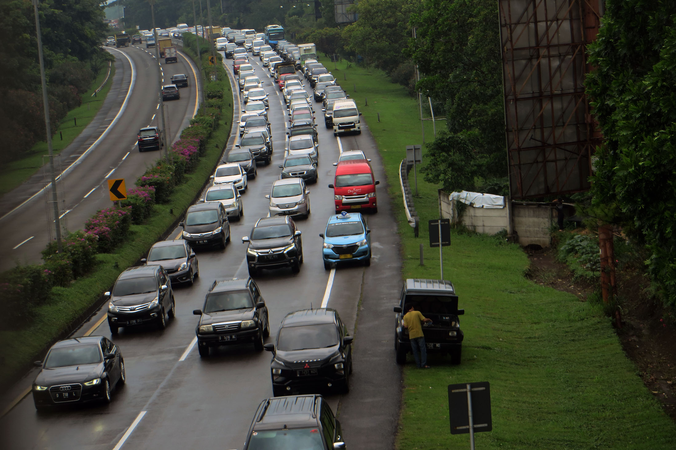 tol-cipularang-menuju-gerbang-tol-pasteur-macet_20201122_232501.jpg