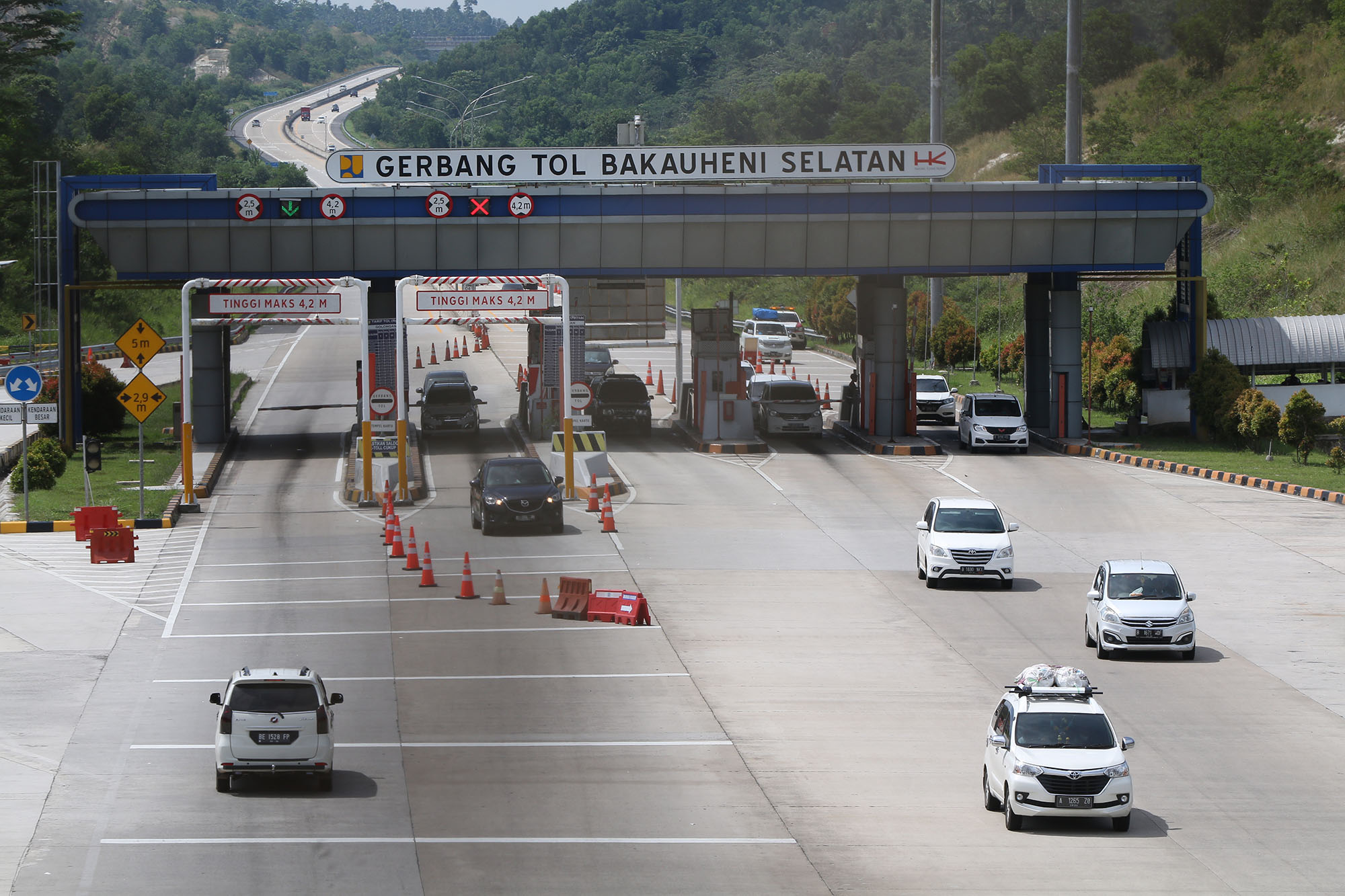 tol-menuju-bakauheni-ramai-lancar_20220506_161611.jpg