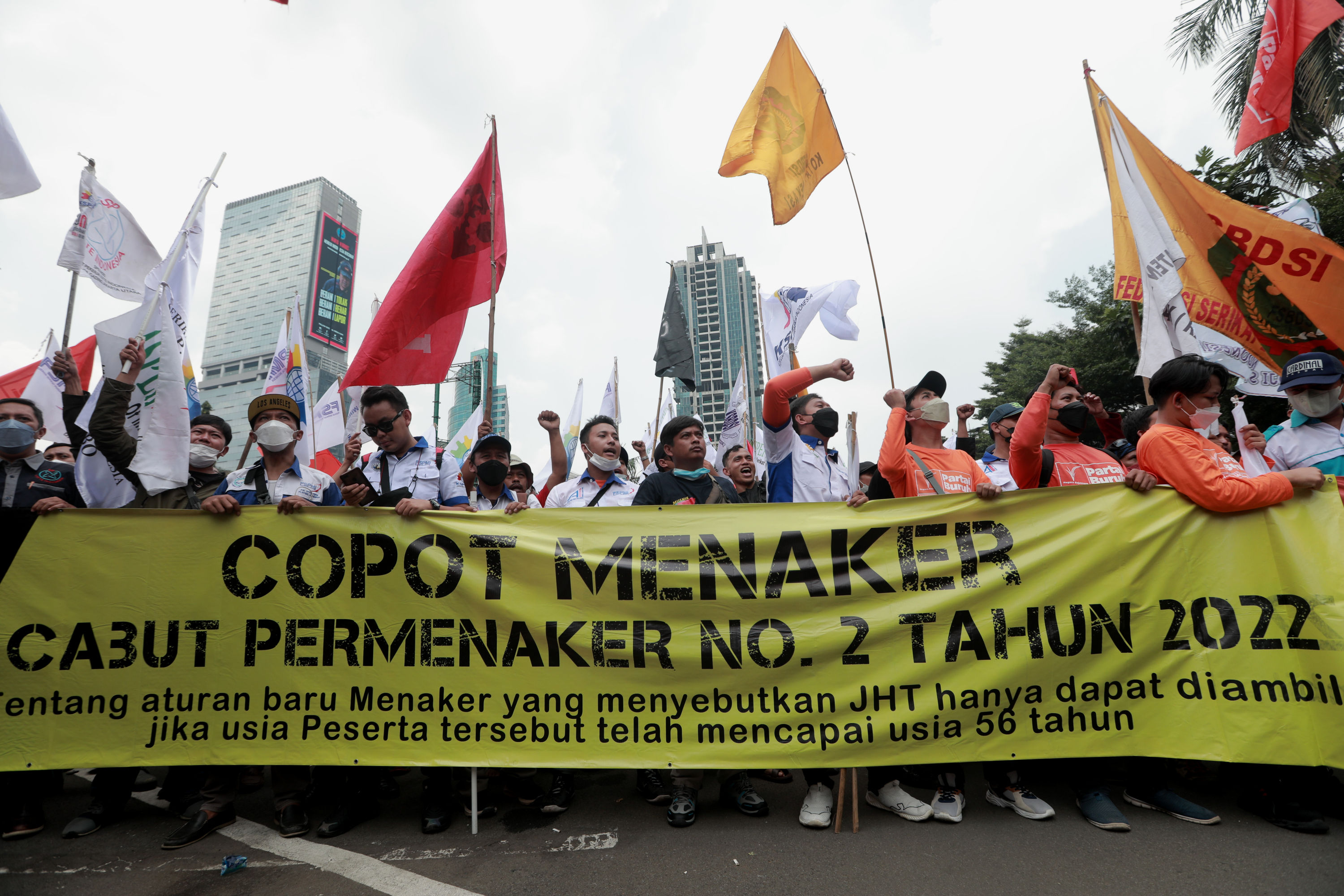 tolak-aturan-jht-buruh-demo-di-kemenaker_20220216_134753.jpg