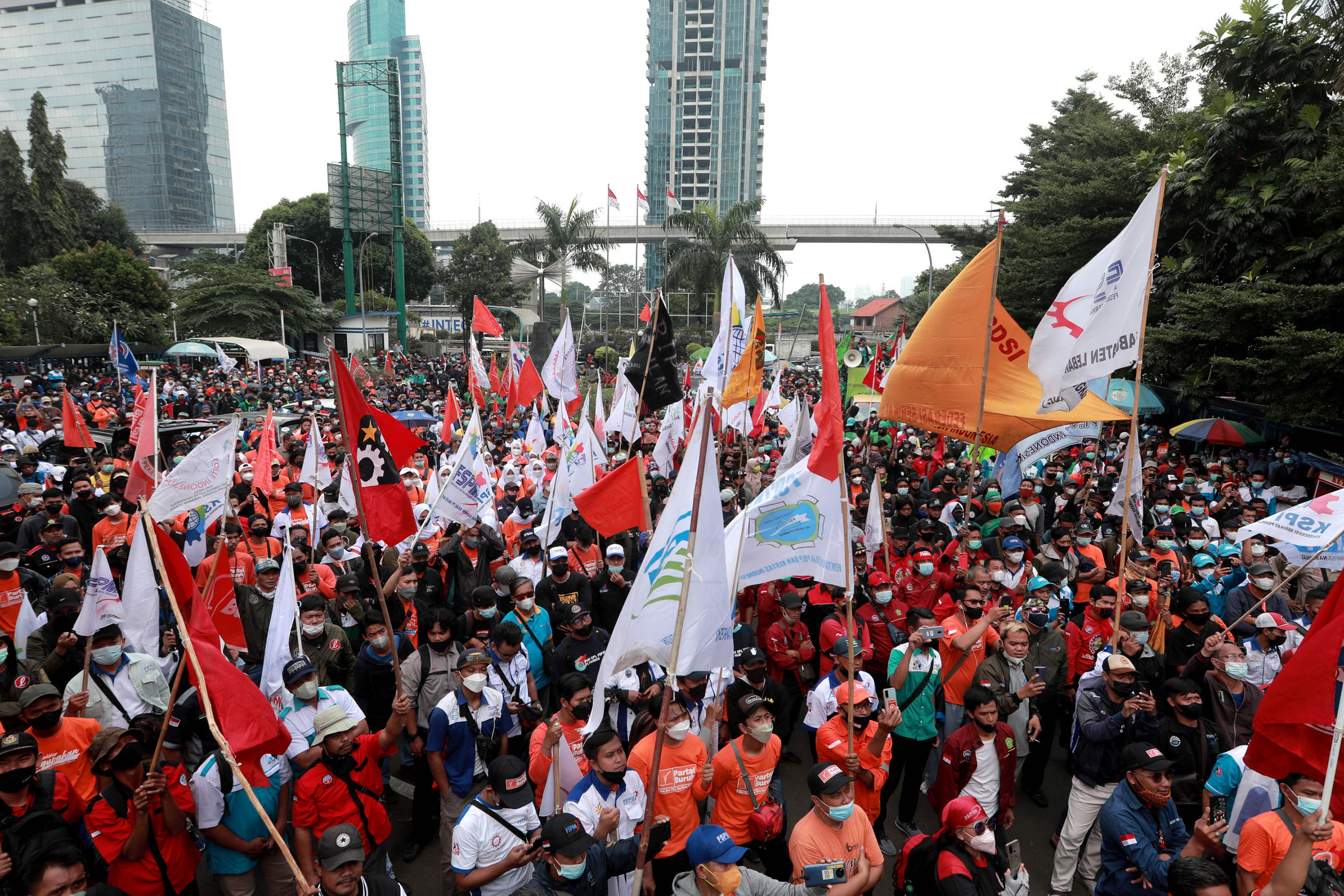 tolak-aturan-jht-buruh-demo-di-kemenaker_20220216_134836.jpg