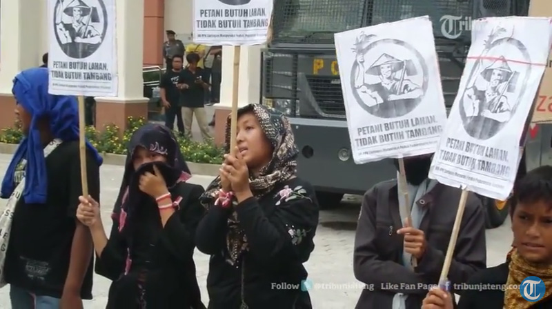 tolak-pabrik-semen-di-pati-ribuan-warga-ini-demo-di-ptun-semarang-2_20151121_051400.jpg