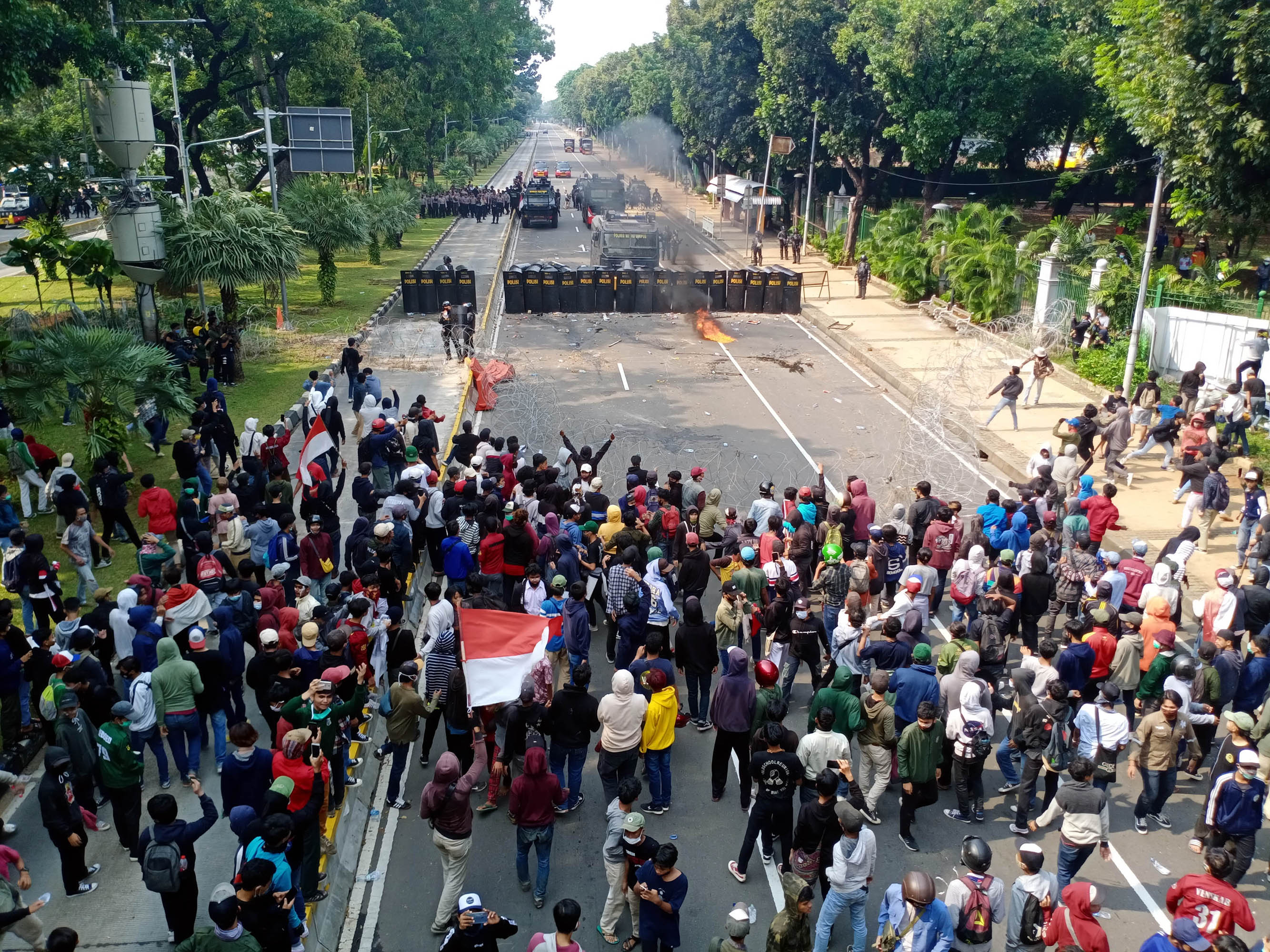 tolak-uu-cipta-kerja-pengunjuk-rasa-bentrok-dengan-aparat_20201008_161728.jpg