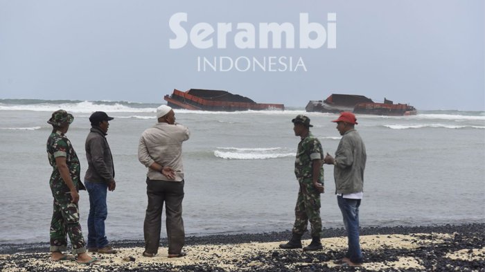 tongkang-pengangkit-batubara-patah-jadi-dua_20180730_132452.jpg