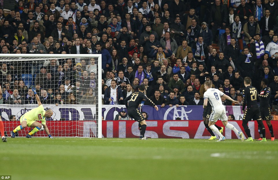 toni-kroos-pepe-reina-real-madrid-vs-napoli-vs-real-madrid_20170216_065051.jpg