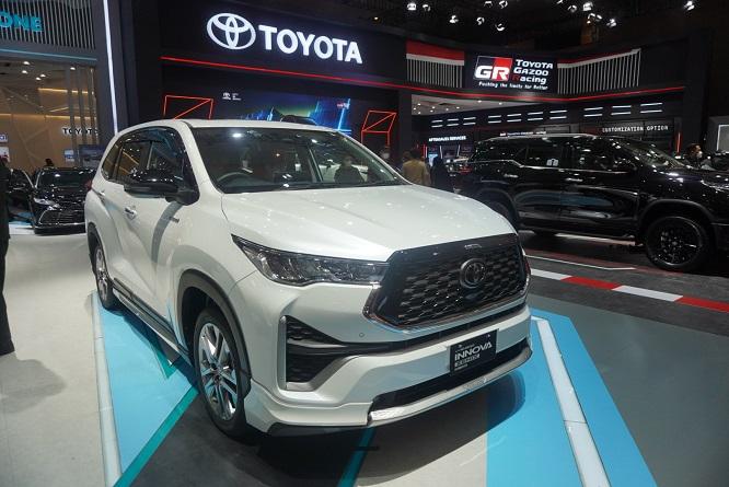 toyota-innova-zenix-di-iims-2023.jpg