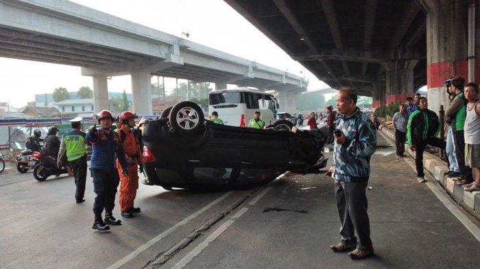 toyota-rush-terguling-di-panjaitan.jpg