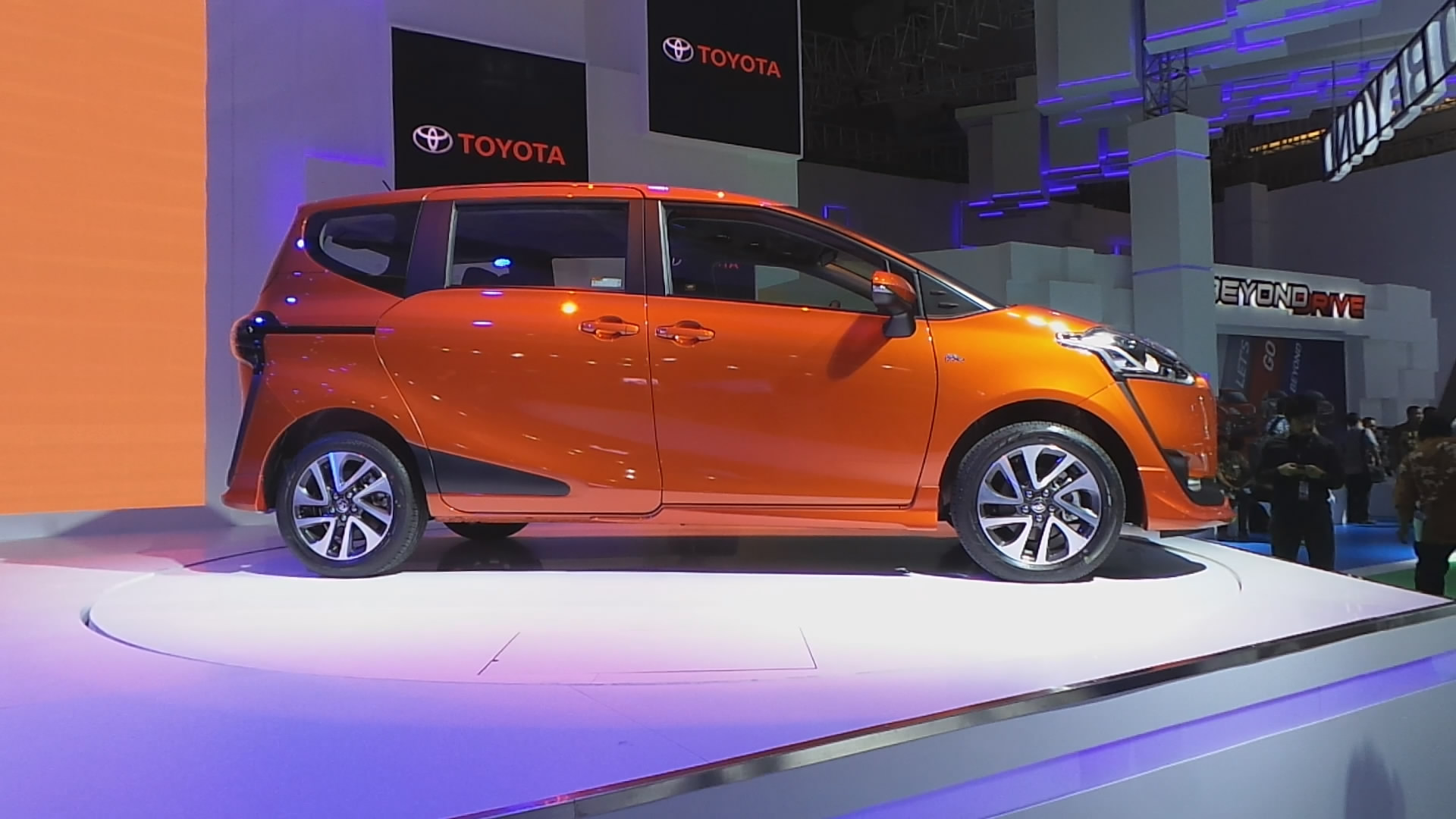toyota-sienta-di-pameran-otomotif-iims-2016_20160408_153036.jpg