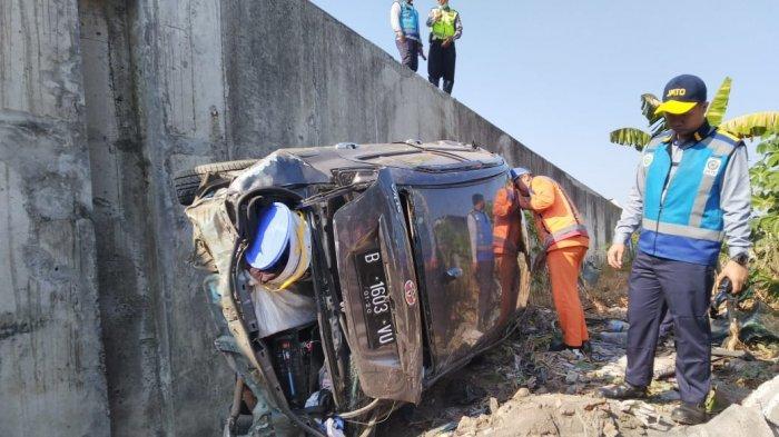 Toyota Vios Plat B Ringsek di Jalan Tol Solo - Ngawi, Ini Penyebab Mobil Alami Kecelakaan