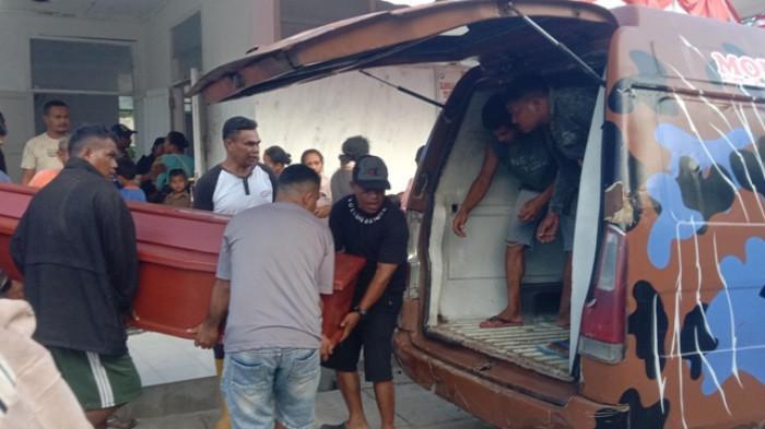 JEMPUT JENAZAH - Keluarga korban saat menjemput jenazah korban di Kamar Jenazah RSUD Kefamenanu, Selasa (14/10/2025)