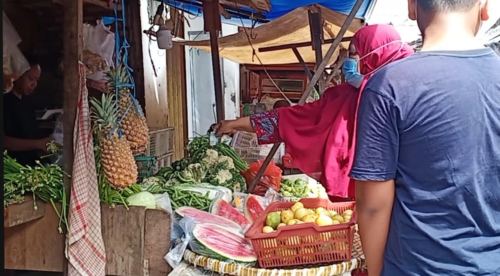 transaksi-jual-beli-di-pasar-kencar.jpg