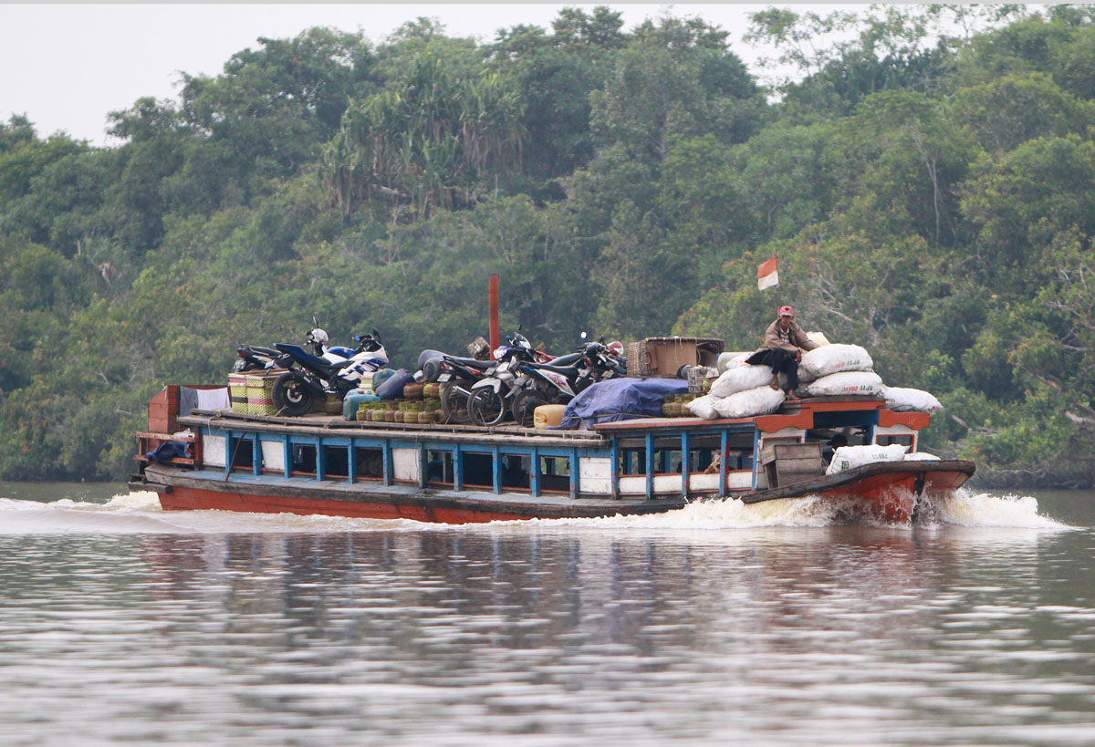 transportasi-motor-air-melintasi-sungai-kapuas_20150820_143749.jpg