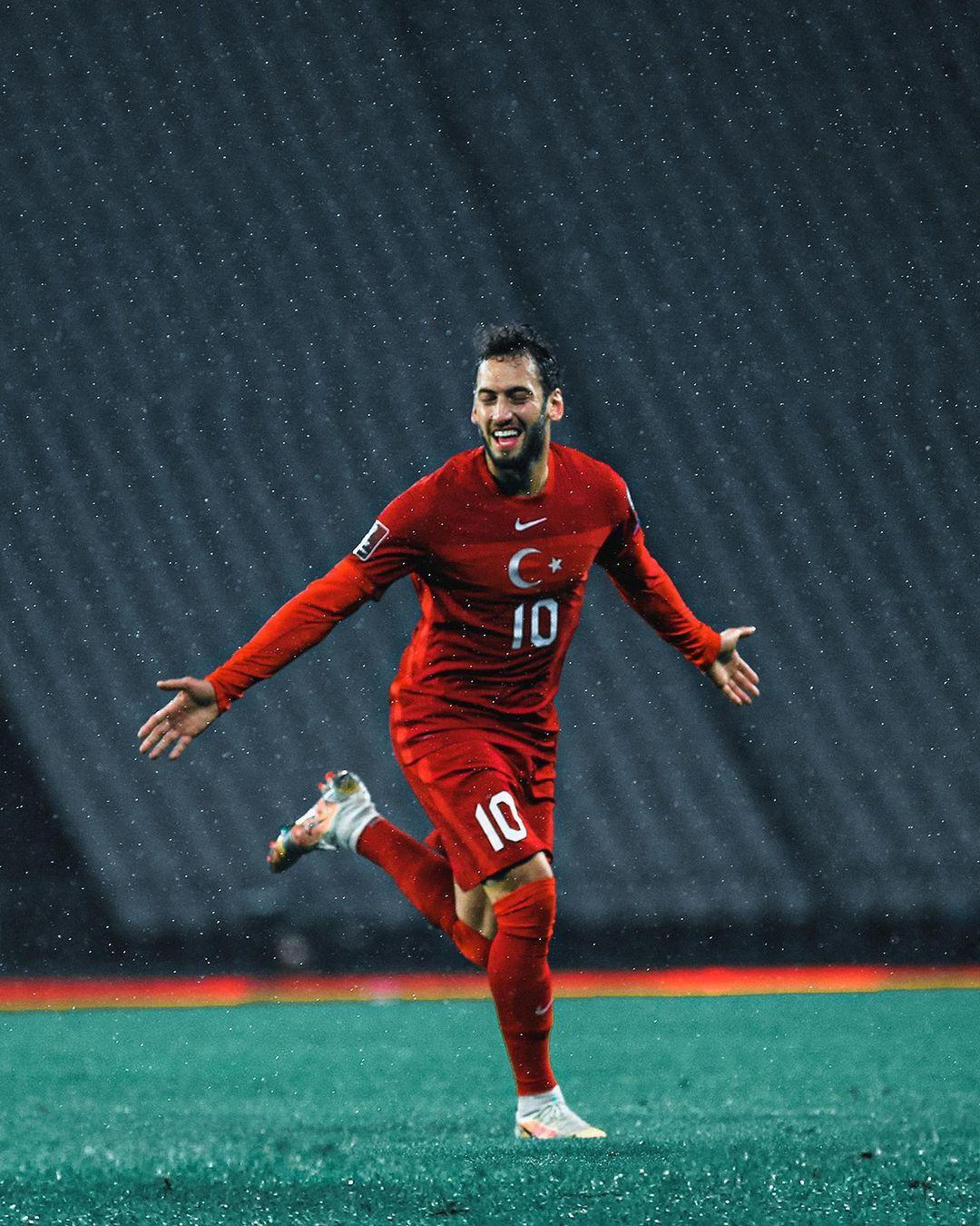 trequartista-andalan-ac-milan-hakan-calhanoglu-bersama-timnas-turki.jpg