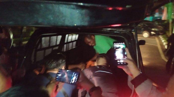 tri-nugraha-dibopong-ke-mobil-untuk-dilarikan-ke-rumah-sakit-sen.jpg