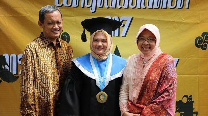 tri-rismaharini-dan-suami-kl.jpg