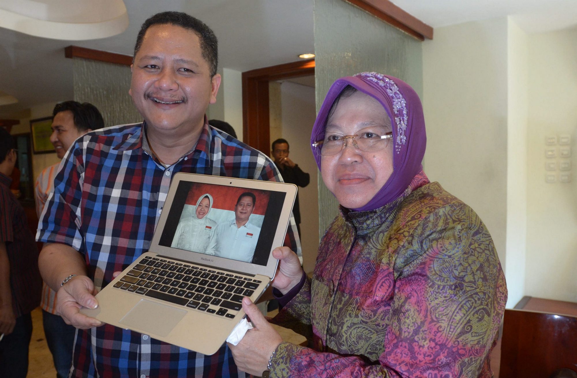 tri-rismaharini-dan-wisnu-sakti-buana-cawalkot-surabaya_20150921_194911.jpg