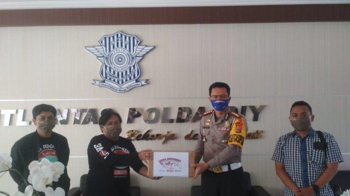 tribun-jogja-dan-cardinal-beri-bantuan-masker.jpg